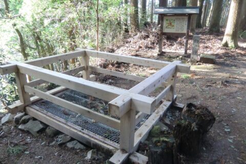 吉田郡山城跡の釣井の壇にある井戸跡（安芸高田市）