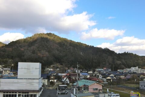 吉田郡山城跡の遠景（安芸高田市）