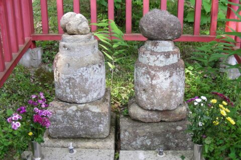 源義経妻子の墓石。岩手県平泉町金鶏山登山口 2008年6月9日撮影