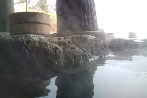 Outdoor hot spring bath of Musōen, a tourist hotel of Yufuin Onsen.