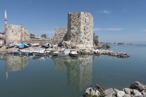 The text on a notice at the castle makes it clear little is known about its age (it’s from the middle ages), and that its construction was rather provisory, with spolia being used a lot, as can be seen from the parts of