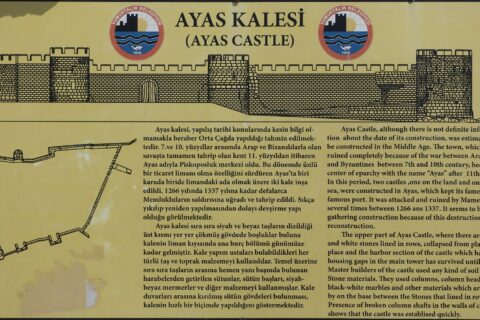 The text on a notice at the castle makes it clear little is known about its age (it’s from the middle ages), and that its construction was rather provisory, with spolia being used a lot, as can be seen from the parts of