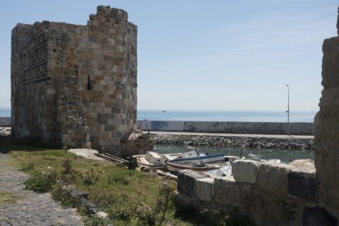 The text on a notice at the castle makes it clear little is known about its age (it’s from the middle ages), and that its construction was rather provisory, with spolia being used a lot, as can be seen from the parts of