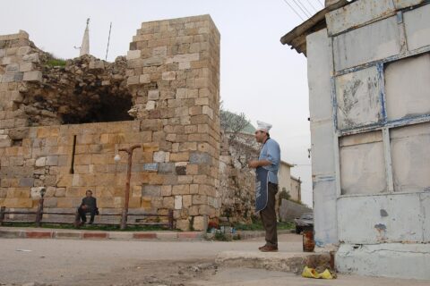 The text on a notice at the castle makes it clear little is known about its age (it’s from the middle ages), and that its construction was rather provisory, with spolia being used a lot, as can be seen from the parts of
