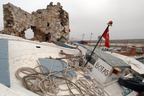 The text on a notice at the castle makes it clear little is known about its age (it’s from the middle ages), and that its construction was rather provisory, with spolia being used a lot, as can be seen from the parts of