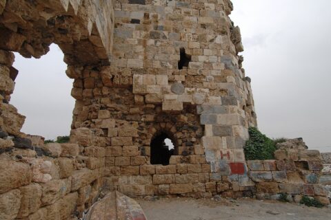 The text on a notice at the castle makes it clear little is known about its age (it’s from the middle ages), and that its construction was rather provisory, with spolia being used a lot, as can be seen from the parts of