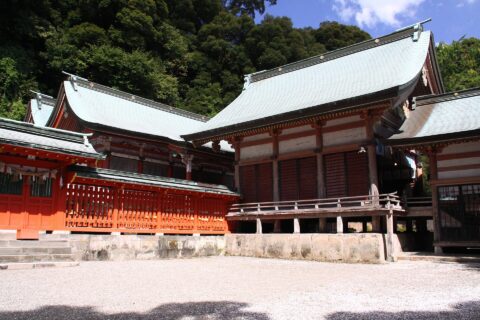 柞原八幡宮の社殿。左から本殿、申殿、画像右に切れている建物が拝殿。