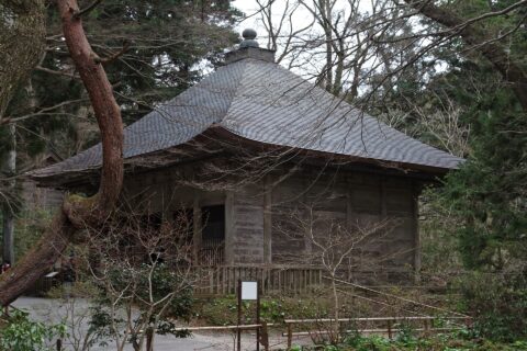 This building used to shelter the Konjikido (golden hall) from wind and rain. The konjikido is on display in a modern building (and is more gilded than the Golden Pavilion), but you can't take photos.