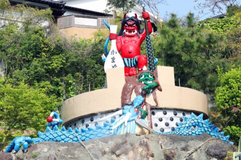 かまど地獄のシンボル2丁目の鬼の像。