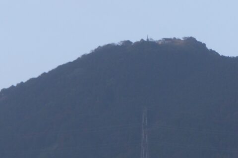 中央が天智天皇欽仰之碑。右に展望台。左隣が霊霊石