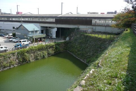 三原駅にめり込む石垣