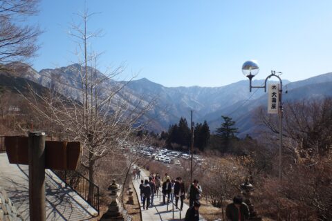 三峯神社から見た霧藻ヶ峰・白岩山・雲取山