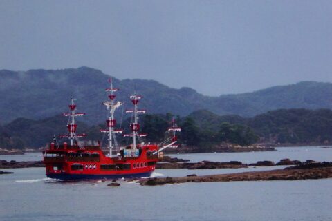 巡航中の九十九島遊覧船海賊船海王。