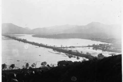 西湖 （杭州） 西湖は一方は杭州城市に面し三方は山を負ひ四時碧水を湛へ衆峯の翠影を浮べた淸爽の湖である。周圍は三十支里（日本里五里）あり、附近の河川は皆この湖に流入してゐる。昔から、湖名の變遷多く今日でも、武林水、錢水、錢湖、石凾湖、金牛湖、西子湖、明聖湖、高士湖の名がある宋の蘇東坡が湖中に長堤を築いたのでこれを蘇堤と呼んでゐる。湖中に湖心亭、院公墩、退省庵、三澤印月等の勝地がある。湖には土鮒と湖蟹を產し、又蓮があり夏は眼を樂ましめ、秋