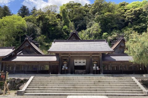 出雲国二宮。現社殿は文化二年（1807年）建立。大社造三殿が並立する。