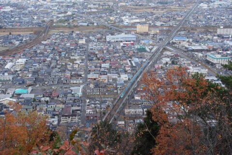 ​信夫山山頂から南下するＥ５系東北新幹線を眺める