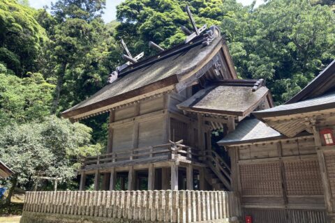 現社殿は安政二年（1855年）建立。出雲大社、佐太神社、神魂神社に次ぐ規模を誇る。
