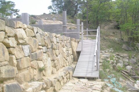 鬼ノ城の北門（城外より）