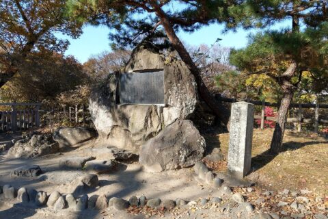 小諸なる古城のほとり 雲白く遊子悲しむ で始まる千曲川旅情の歌の板がはめ込まれています。