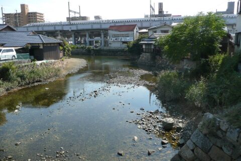 和久原川に残る石垣。