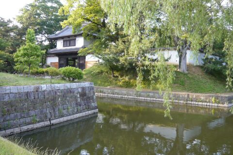 土浦城（つちうらじょう）は、日本の城。所在地は茨城県土浦市。江戸時代は土浦藩の藩庁となった。