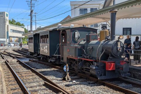 ​お～いお茶のロゴが入った坊っちゃん列車。道後温泉駅にて撮影。