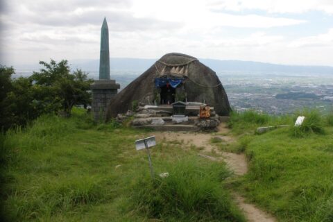 基山山頂部、基肄城跡 中央は霊霊(「たまたま」と呼ぶ)石、左後方に天智天皇欽仰之碑