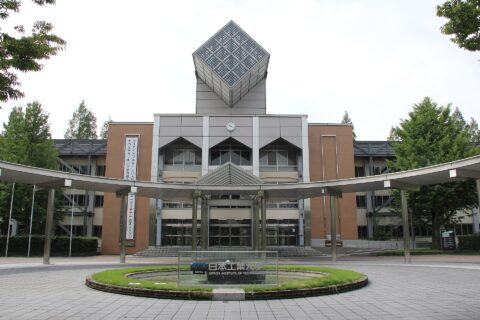 ​埼玉キャンパス１号館正面