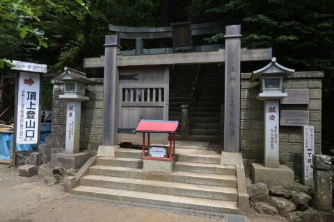 大山阿夫利神社の登拝門（片開き）