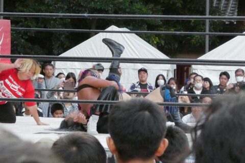 大須大道町人祭2023で大須観音で行われたプロレス興行。