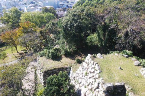 天守に隣接する八幡台