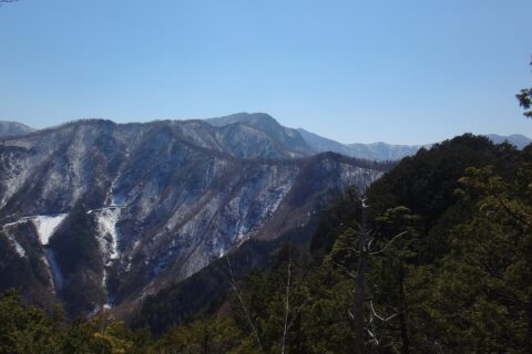 妙法が岳からの霧藻ヶ峰・白岩山・雲取山