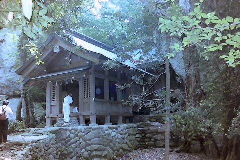 女人禁制の沖ノ島に鎮座する宗像大社の沖津宮 2007年5月27日の渡島の際に撮影（フィルムスキャナーでネガをデジタル画像化）