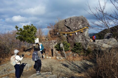 宝満山山頂の拝礼岩