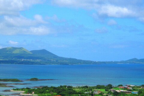 富江から北西を望む。左から鬼岳・火ノ岳・箕岳・臼岳。いずれも福江火山群の火山である。