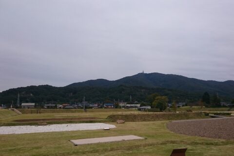 ​茨城県つくば市小田・小田城跡歴史広場から宝篋山を望む