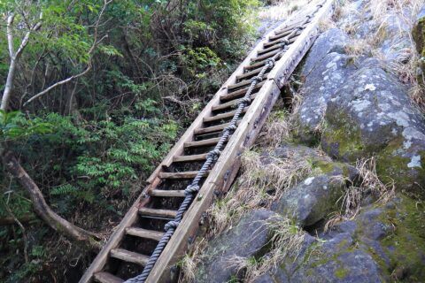 山頂直下の梯子（開聞岳）
