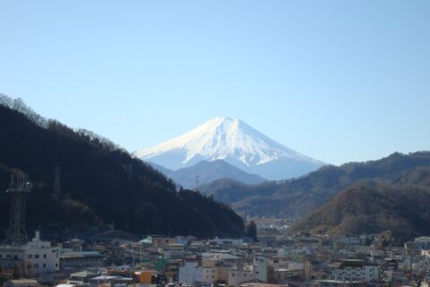 山梨県大月市の岩殿山の丸山公園から富士山を望む