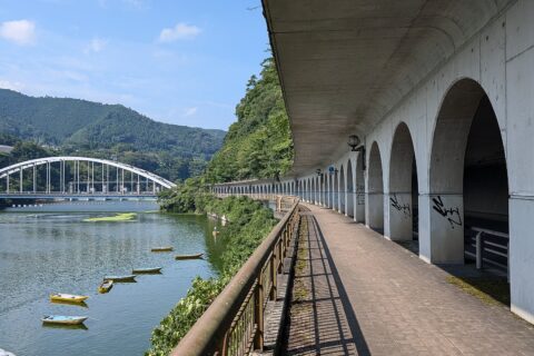 嵐山洞門脇の歩道と相模湖大橋