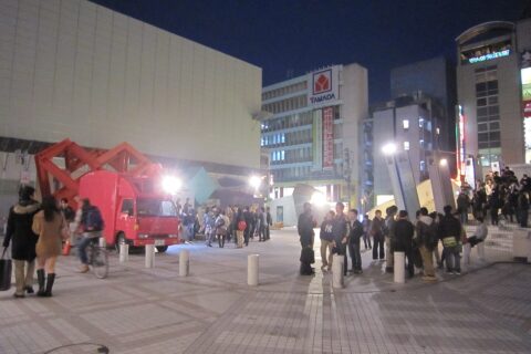 左から解体工事中の旧広島宝塚会館、移転のため改装工事中の旧ヤマダ電機、お好み村。