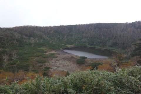 本白根山の鏡池クレーターと鏡池。
