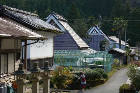東近江市箕川町の集落の家