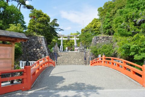 2014年（平成26年）5月8日、堀に架けられた神橋