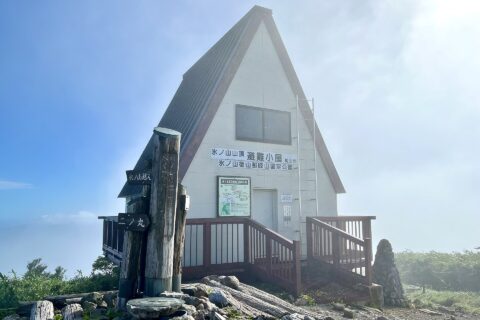 氷ノ山山頂避難小屋