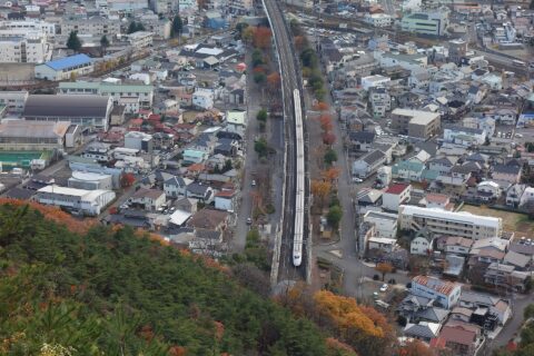 烏ヶ崎展望デッキから北上するＥ２系東北新幹線を眺める