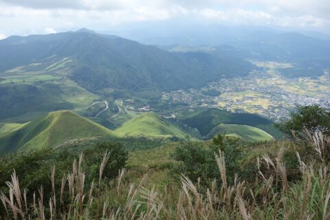 由布岳中腹からのやまなみハイウェイと湯布院の街