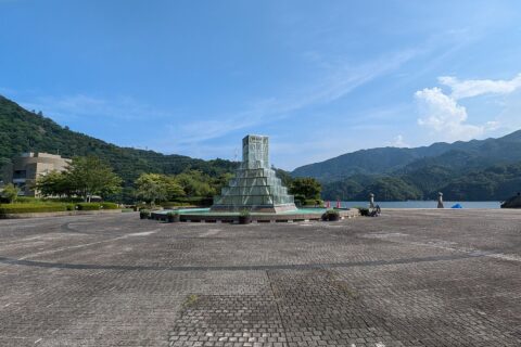 相模湖公園・ガラスのカスケード（ガラスの壁を流れる小さな滝）