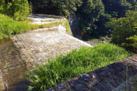 祇園の滝(勝沼堰堤)上部の様子。遊歩道から撮影した。