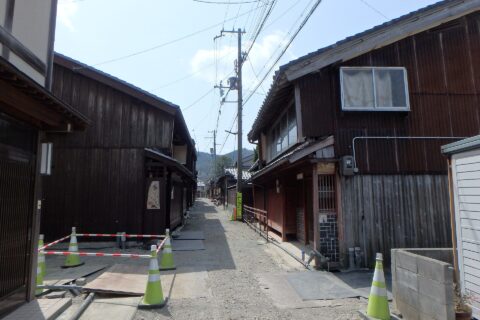 「cafeいまあらし」付近の三丁町を撮影しました。2018年4月1日現在、工事（電柱の地下化工事？）がなされている途中でした。