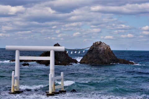 古代から龍宮の入り口として、信仰されてきた。江戸時代以降は、桜井神社の浦宮として信仰される。夏至の夕日が夫婦岩の間に沈むことで有名。